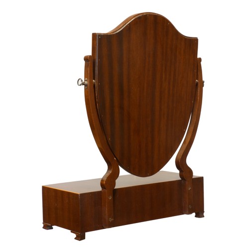 545 - An Edwardian mahogany swing shield dressing table mirror, the crossbanded frame with boxwood stringi... 