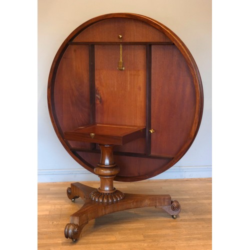 546 - A Victorian mahogany pedestal dining table with circular tilt top supported by a turned column on tr... 