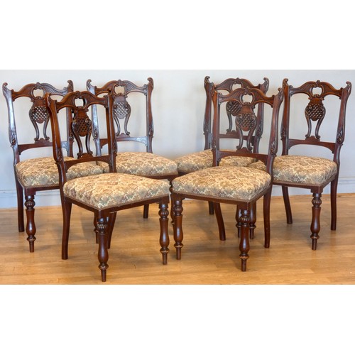 546 - A Victorian mahogany pedestal dining table with circular tilt top supported by a turned column on tr... 