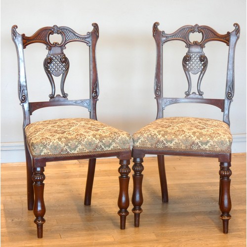 546 - A Victorian mahogany pedestal dining table with circular tilt top supported by a turned column on tr... 