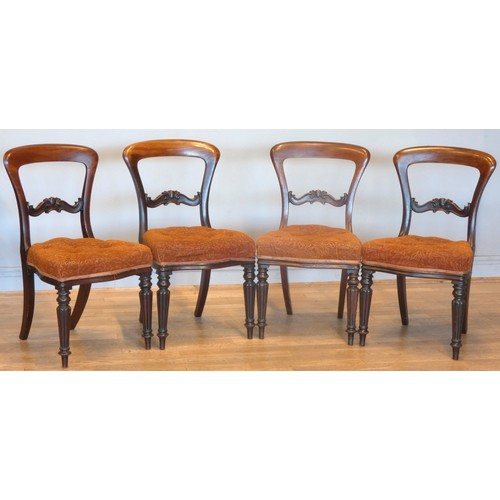 552 - A Victorian set of four balloon back dining chairs, with button upholstered seats.