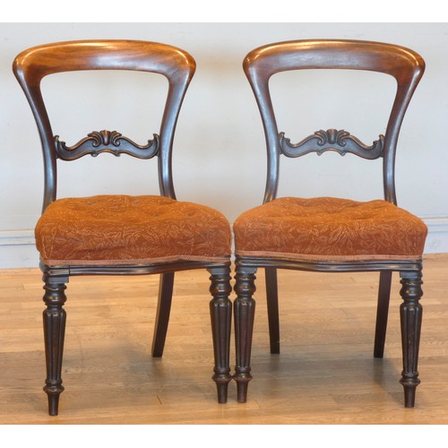 552 - A Victorian set of four balloon back dining chairs, with button upholstered seats.