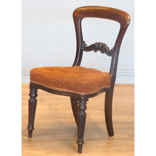 552 - A Victorian set of four balloon back dining chairs, with button upholstered seats.