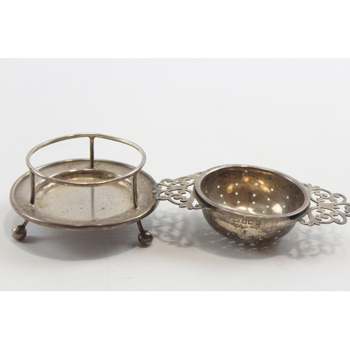 36 - A silver tea strainer on stand, Sheffield 1917, 10.5cm across handles, 79gm