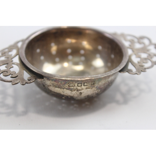 36 - A silver tea strainer on stand, Sheffield 1917, 10.5cm across handles, 79gm