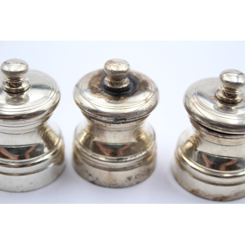 41 - A set of three salt and pepper grinders, London 1987/8, two P, one S, 5cm high