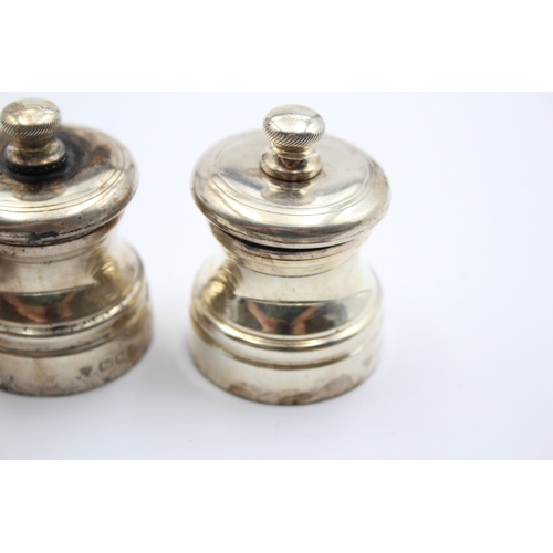 41 - A set of three salt and pepper grinders, London 1987/8, two P, one S, 5cm high