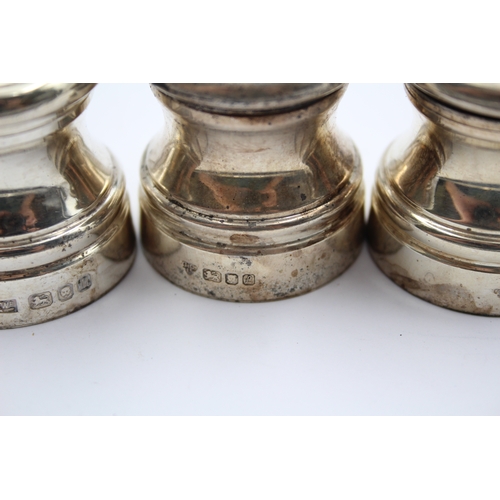 41 - A set of three salt and pepper grinders, London 1987/8, two P, one S, 5cm high