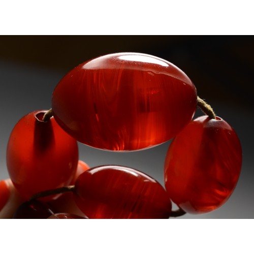 142 - A cherry red amber Bakelite graduated bead necklace, 32 - 8mm beads, 92cm, 76gm