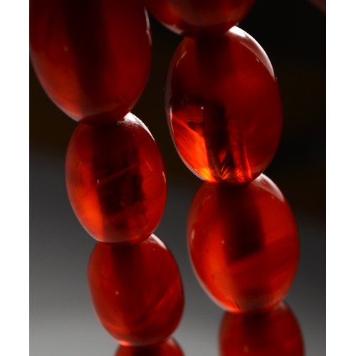 142 - A cherry red amber Bakelite graduated bead necklace, 32 - 8mm beads, 92cm, 76gm