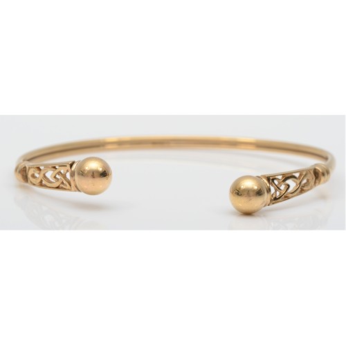 255 - A 9ct gold torque bangle, with ball terminals, 7gm, internal 6.5 x 5.5cm