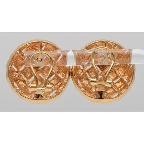 256 - A 9ct gold pair of basket weave domed ear clips, 20mm, 6.3gm