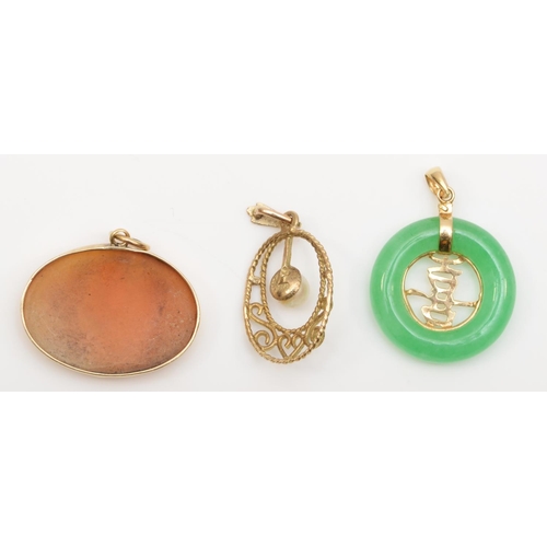 269 - A gold mounted shell cameo pendant, 21 x 16mm, a 9ct gold and cultured pearl pendant and a Chinese g... 