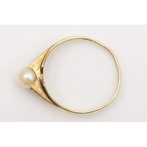 275 - A 9ct gold and cultured pearl single stone ring, P, 1.4gm