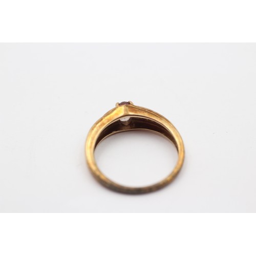 297 - A 9ct gold grey stone (chipped) and brilliant cut diamond dress ring, O 1/2, 2.8gm