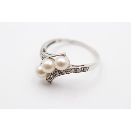 308 - A 9ct gold, cultured pearl and diamond crossover ring, T, 2.7gm