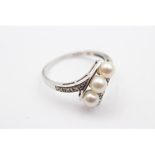 308 - A 9ct gold, cultured pearl and diamond crossover ring, T, 2.7gm