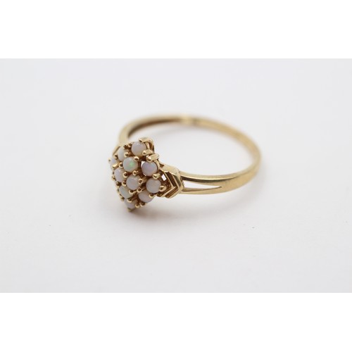 309 - A 9ct gold and opal cluster ring, P, 1.7gm