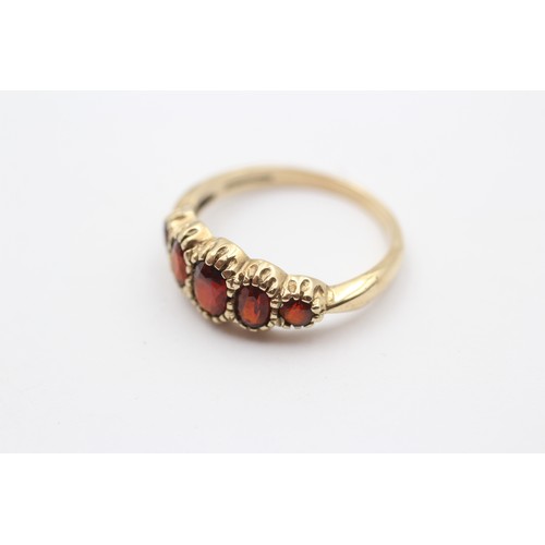 310 - A vintage 9ct gold and five stone garnet ring, P, 2.6gm