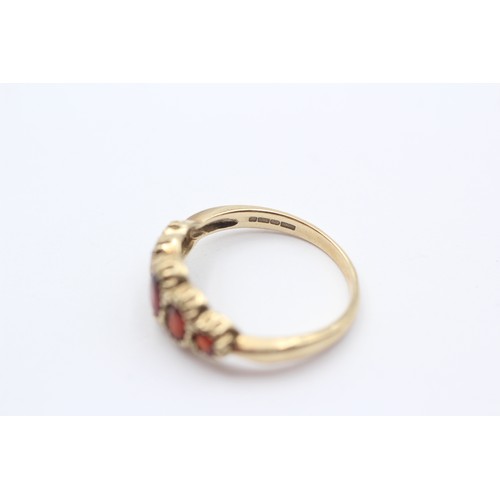 310 - A vintage 9ct gold and five stone garnet ring, P, 2.6gm