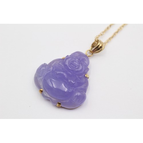 318 - A 14K gold mounted stained lavender jadeite Buddha pendant, 23 x 22mm, 9ct gold chain.