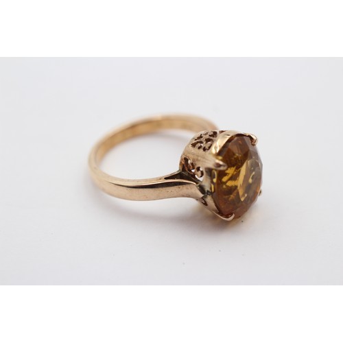 325 - A 14K gold and citrine single stone ring, 13 x 10mm, L, 4.6gm