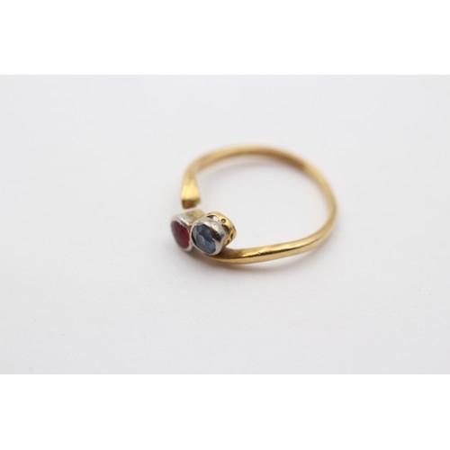 341 - A vintage 18ct gold and plat two stone crossover ring, set with sapphire and red paste, K, shank sna... 