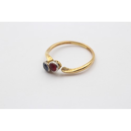 341 - A vintage 18ct gold and plat two stone crossover ring, set with sapphire and red paste, K, shank sna... 