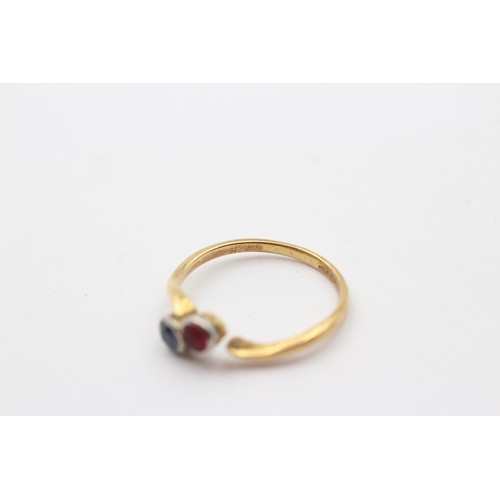 341 - A vintage 18ct gold and plat two stone crossover ring, set with sapphire and red paste, K, shank sna... 