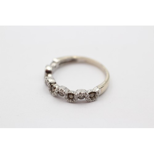 342 - An 18ct white gold champagne and white brilliant cut diamond wavy ring, O 1/2, 3.5gm