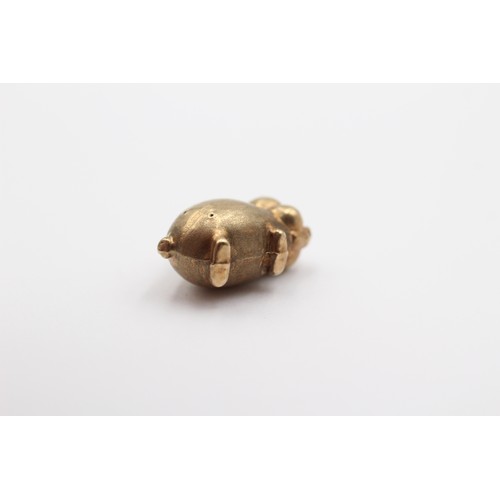 373 - A vintage 9ct gold pig charm, 18mm, 1.3gm