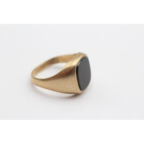 384 - A vintage 9ct gold and bloodstone signet ring, O, 4.2gm