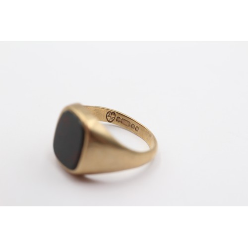 384 - A vintage 9ct gold and bloodstone signet ring, O, 4.2gm