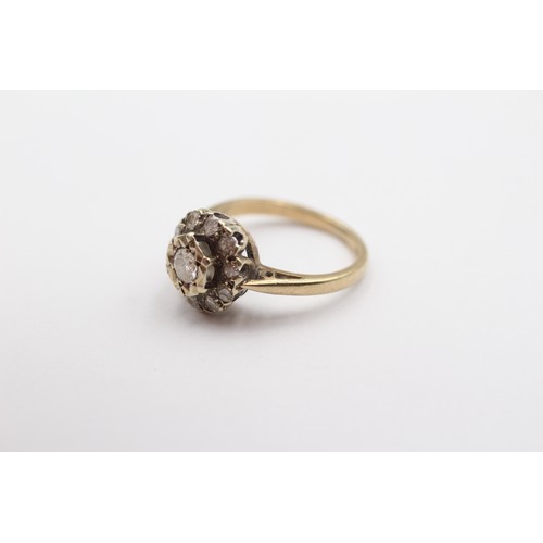 395 - A 9ct gold and brilliant cut diamond cluster ring, H, 2.5gm