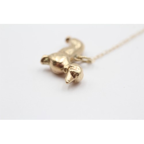 399 - A 9ct gold Dachshund dog pendant, 30mm, chain, 2.3gm