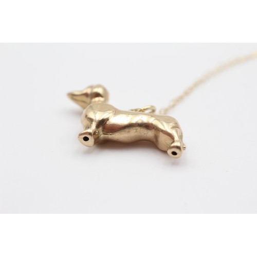 399 - A 9ct gold Dachshund dog pendant, 30mm, chain, 2.3gm