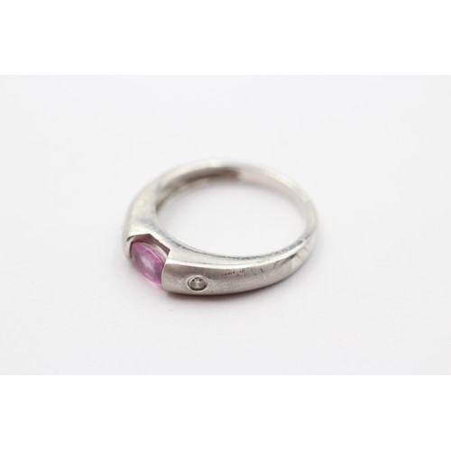 405 - A 9K white gold pink sapphire and brilliant cut diamond three stone ring, M, 2.4gm