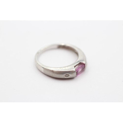 405 - A 9K white gold pink sapphire and brilliant cut diamond three stone ring, M, 2.4gm