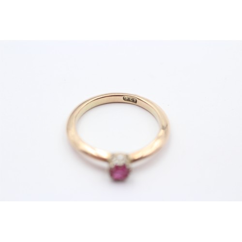 409 - A 9ct gold and synthetic ruby single stone ring, N, 2.6gm