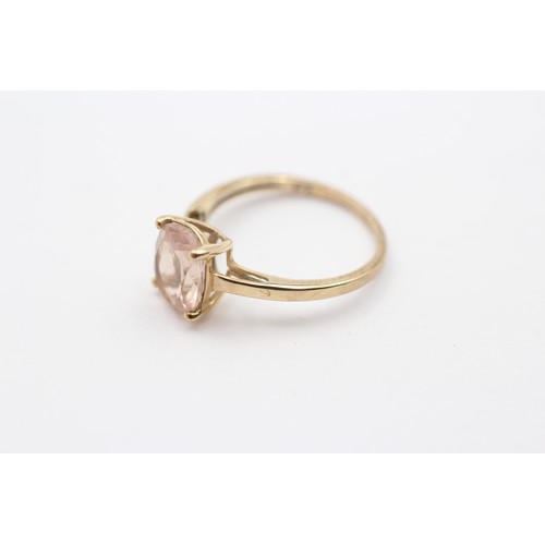 414 - A 9ct gold and oval morganite single stone ring, J 1/2, 1.5gm