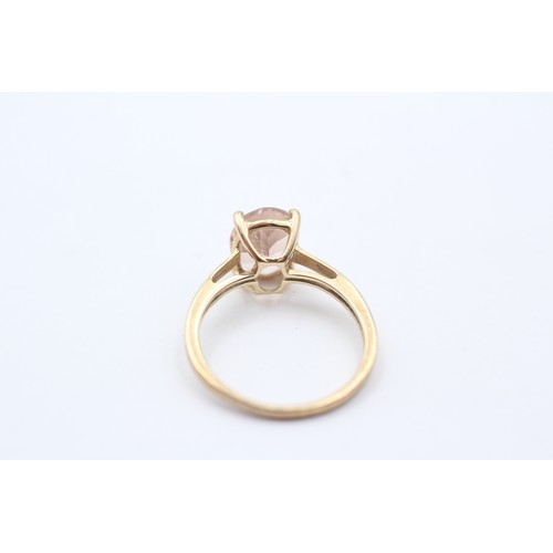 414 - A 9ct gold and oval morganite single stone ring, J 1/2, 1.5gm