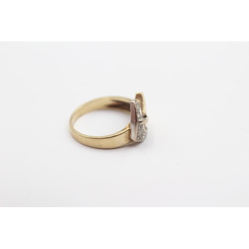 416 - A 9ct gold and brilliant cut diamond buckle ring, K, 2.9gm