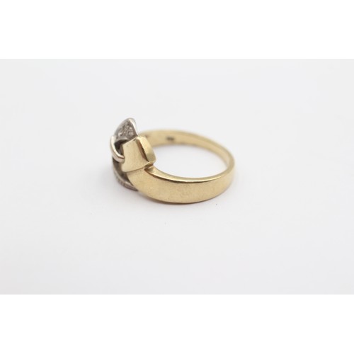 416 - A 9ct gold and brilliant cut diamond buckle ring, K, 2.9gm