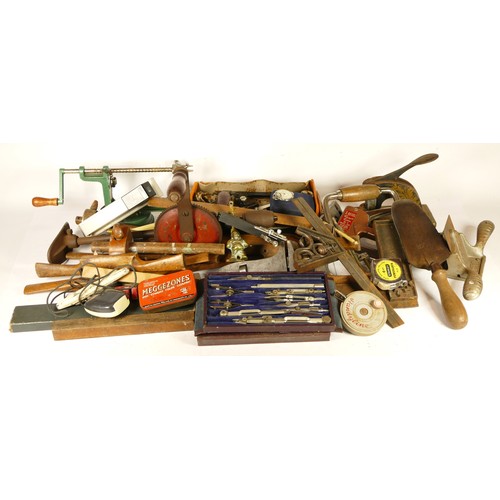 26 - A collection of early 20th century and later carpenters hand tools, to include multi planes, chizels... 