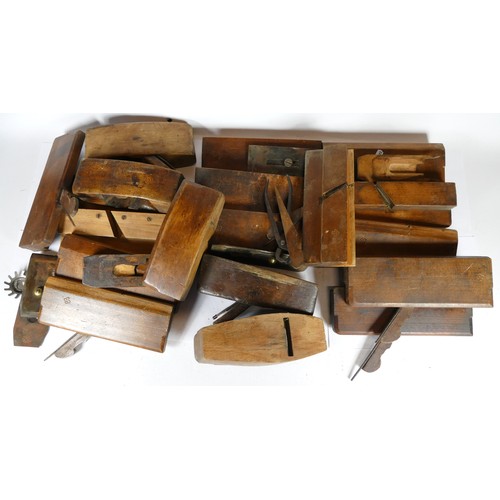 28 - A collection of early 20th century and later carpenters hand tools, to include multi planes, chizels... 