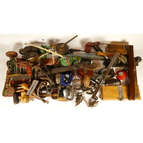 29 - A collection of early 20th century and later carpenters hand tools, to include multi planes, chizels... 