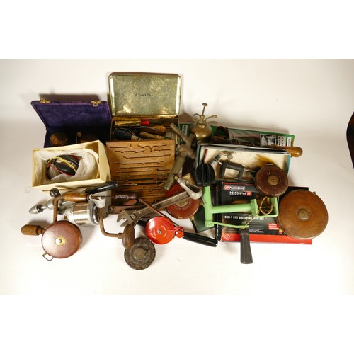 31 - A collection of early 20th century and later carpenters hand tools, to include multi planes, chizels... 
