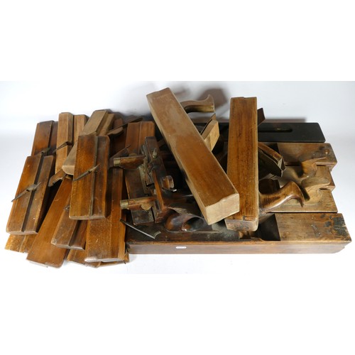 31 - A collection of early 20th century and later carpenters hand tools, to include multi planes, chizels... 