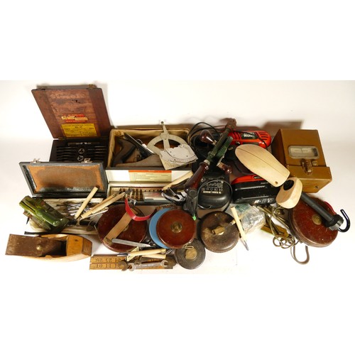 32 - A collection of early 20th century and later carpenters hand tools, to include multi planes, chizels... 
