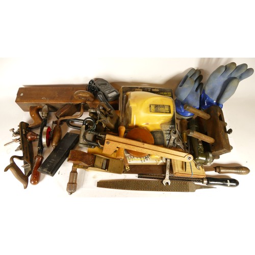 33 - A collection of early 20th century and later carpenters hand tools, to include multi planes, chizels... 